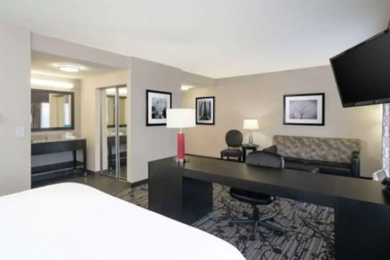 Hampton Inn And Suites Roanoke Airport/Valley View Mall Zewnętrze zdjęcie